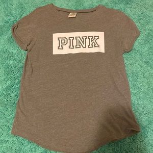 Brand is pink. It’s a size M. It’s comfy to wear.